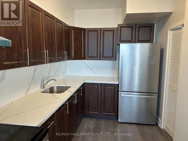 Photo du bâtiment - 2245 Eglinton Ave E