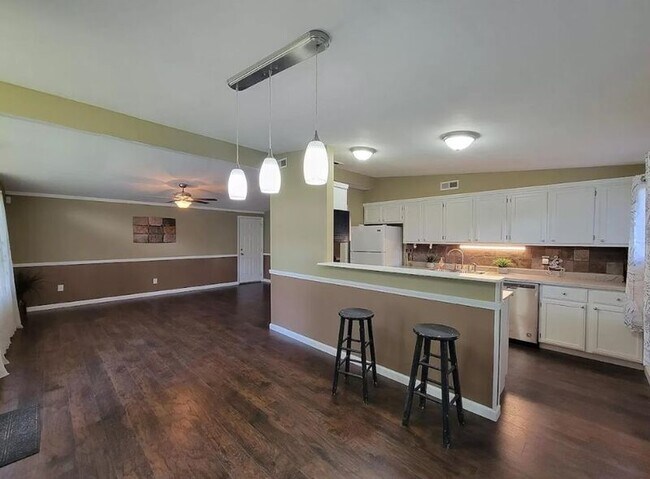 Building Photo - 755 Robinwood Dr