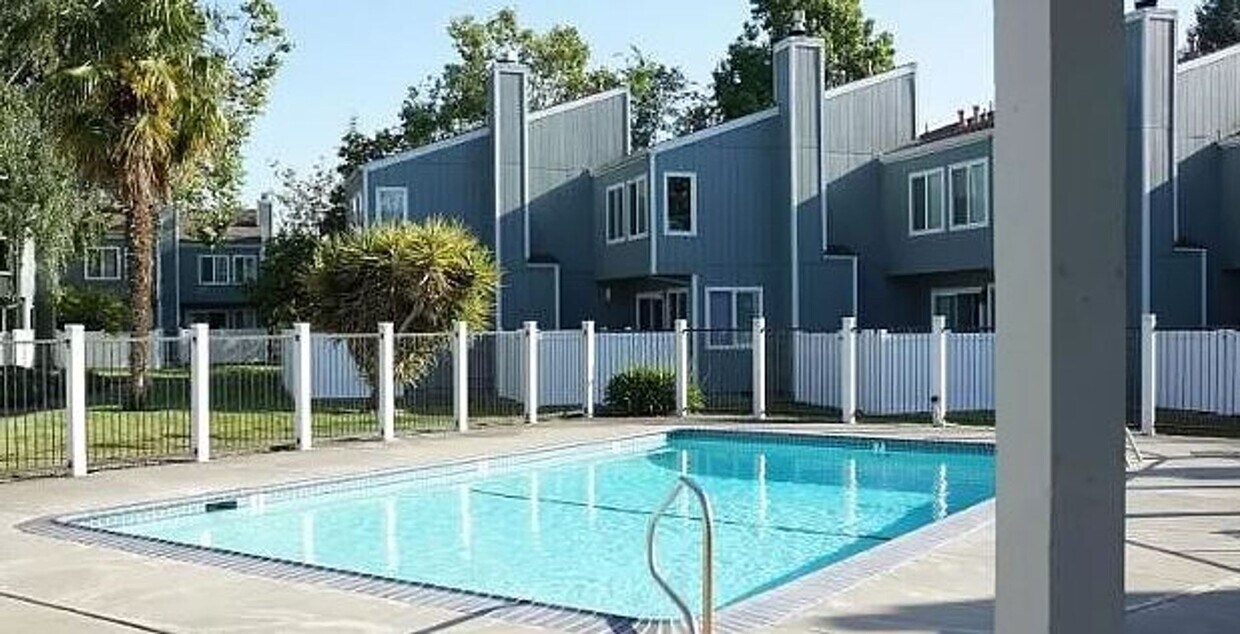 Foto principal - 2 Bed/2 Bath Condo w/Detached 1 Car Garage...