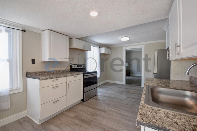 Building Photo - Unit B