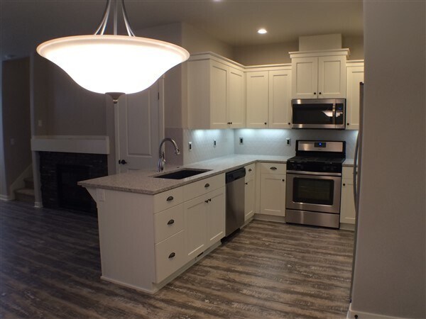 Building Photo - 3 Bedroom / 2.5 Bathroom Townhome in SW Re...