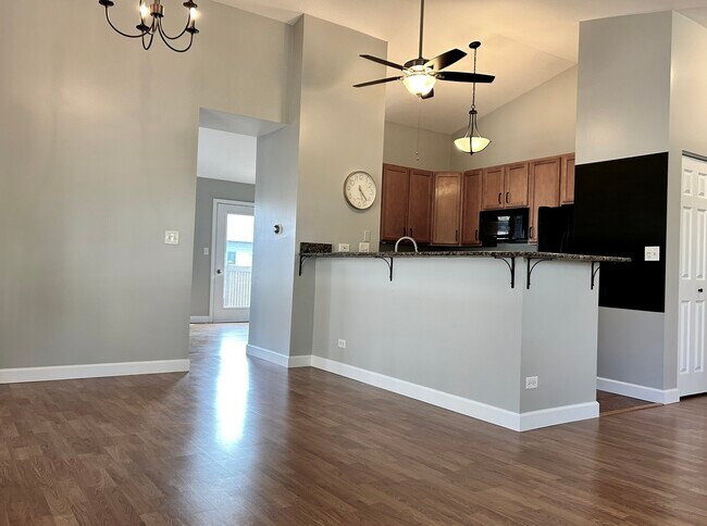 Building Photo - 2560 Golf Ridge Cir