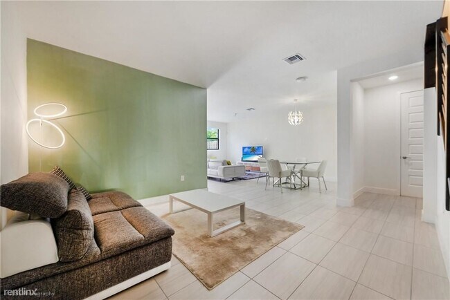 Foto del edificio - 3 br, 2.5 bath Townhome - 8121 NW 105th Av...
