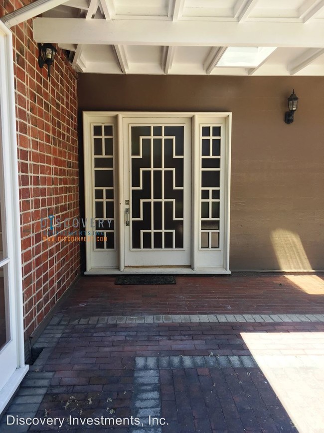 Foto del edificio - 2710 Belrose Ave