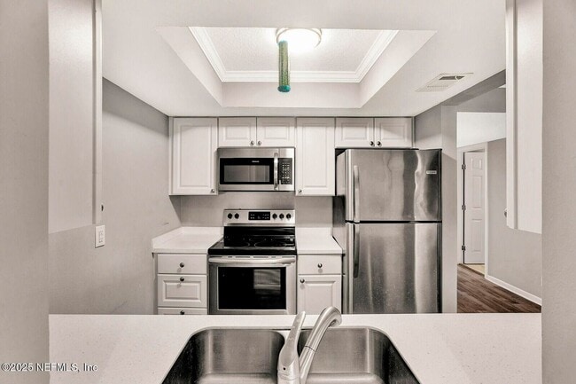 Building Photo - 1 bedroom/ 1 bathroom condo in highly soug...