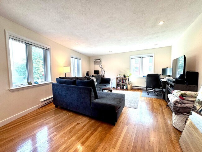 Foto del edificio - 800 SQ FT ONE BEDROOM 4 BLOCKS FROM BOSTON...