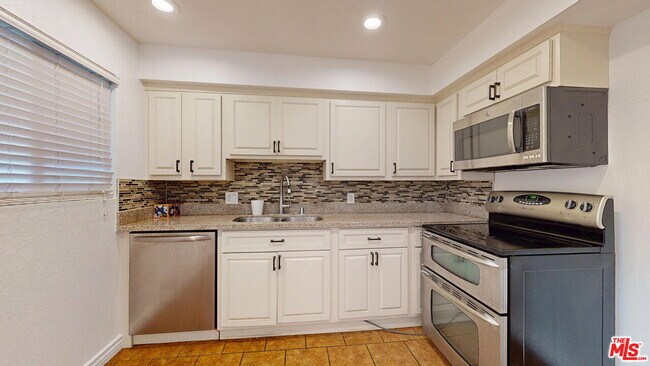 Foto del edificio - 5652 Yolanda Ave