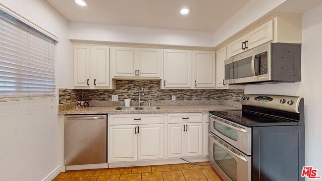 Building Photo - 5652 Yolanda Ave