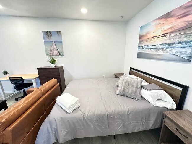 Estudio - 3919 Monroe Ave