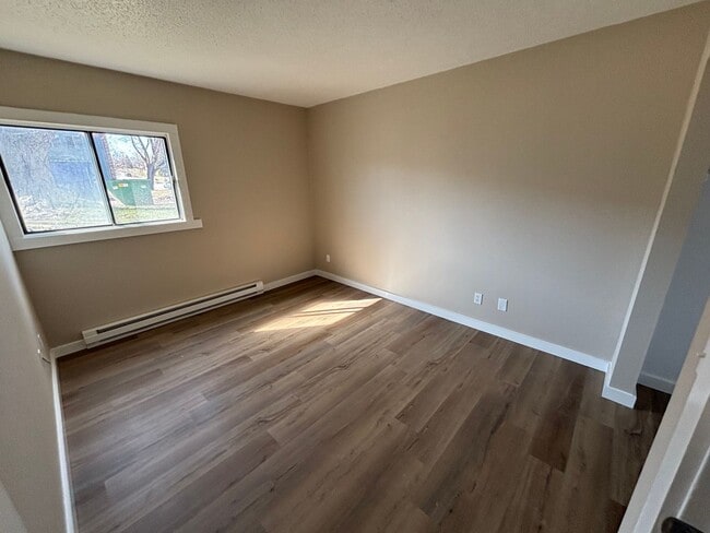 Building Photo - Two bedroom one bath apartment