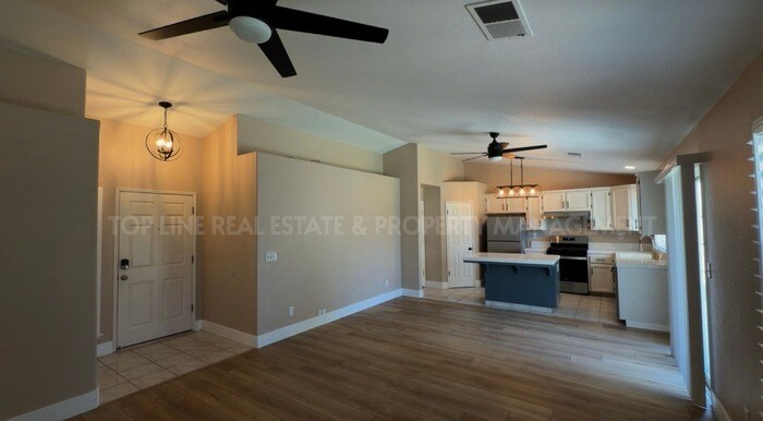 Building Photo - Home Sweet Home in Hanford! Available Now!