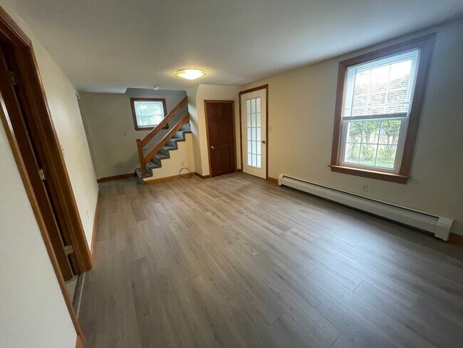 Building Photo - 108 Elm St