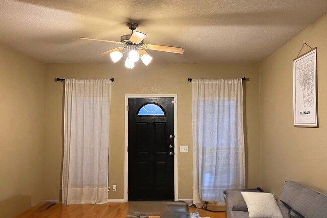Building Photo - Two Bedroom Townhouse, Great Location!