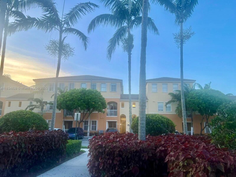 Foto principal - 10242 NW 7th St