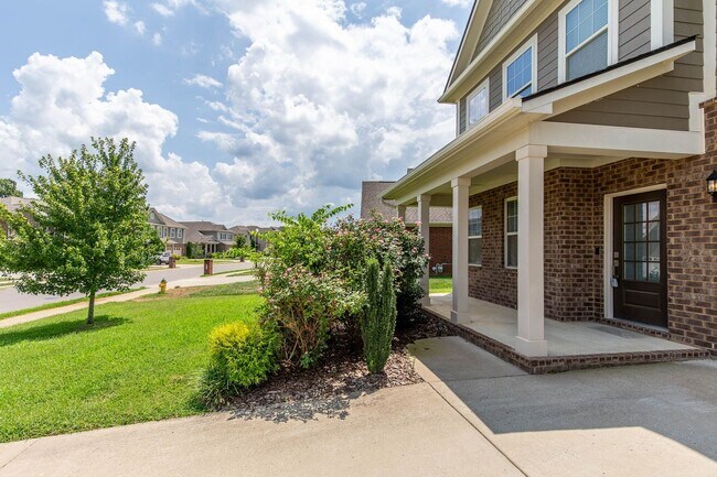 Foto del edificio - Freshly Updated 4-Bedroom Home with Loft &...