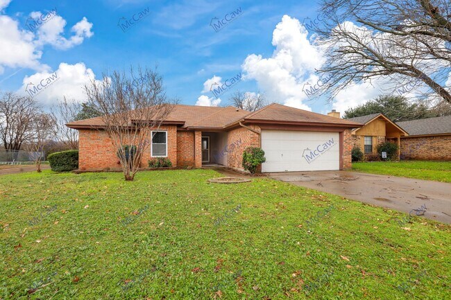 Building Photo - Lovely 3/2/2 in Fort Worth!