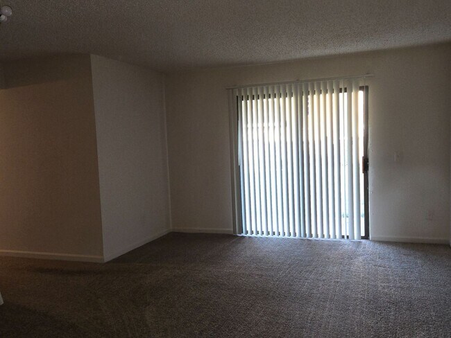 Building Photo - 2 Bedroom, 1 Bath Garden Flat