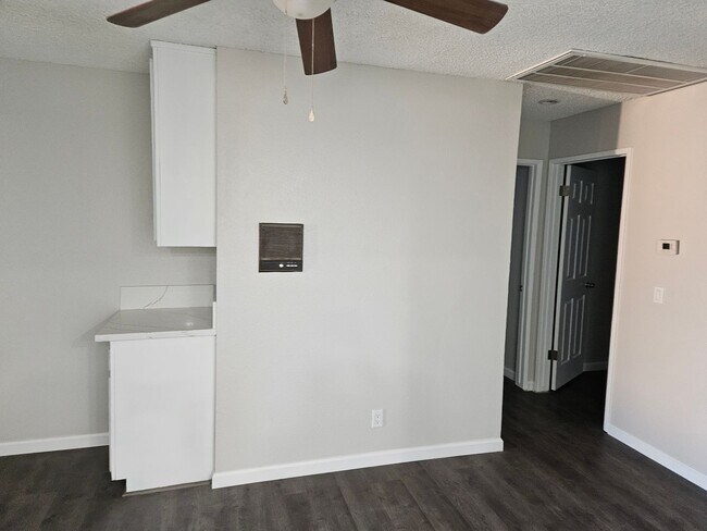 Foto del edificio - 3 Bdrm House with Fireplace !!