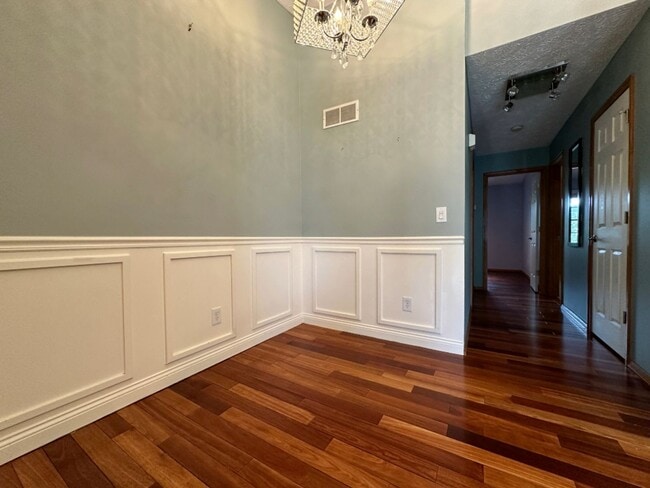 Building Photo - Sophisticated Townhome Living with Modern Luxury & Style