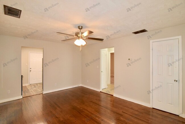 Building Photo - Charming 2-Bedroom Home Off Deans Bridge R...