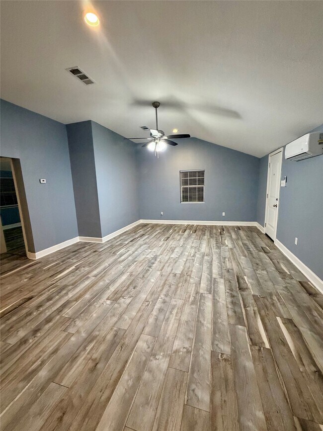 Building Photo - 2322 Central St