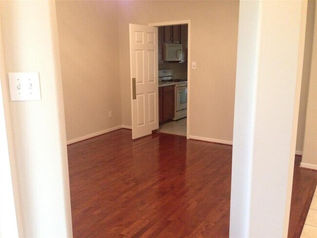 Building Photo - 5126 Winterwood Dr