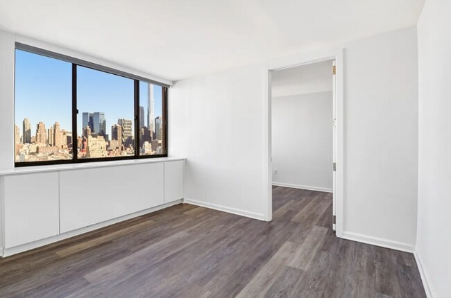 Building Photo - 520 W 43rd St