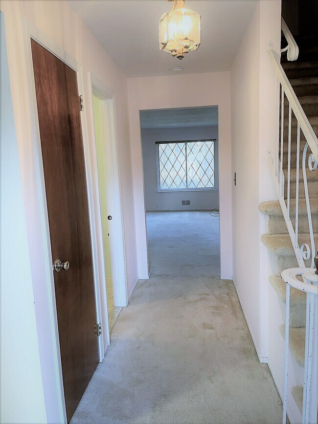 Building Photo - 33 Dorchester Ct