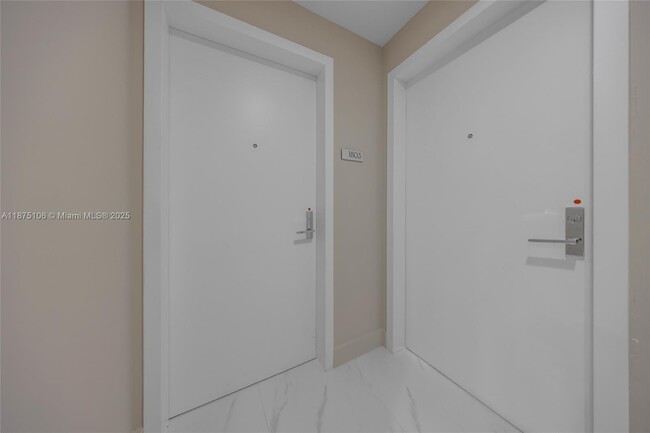 Foto del edificio - 700 NE 24th St