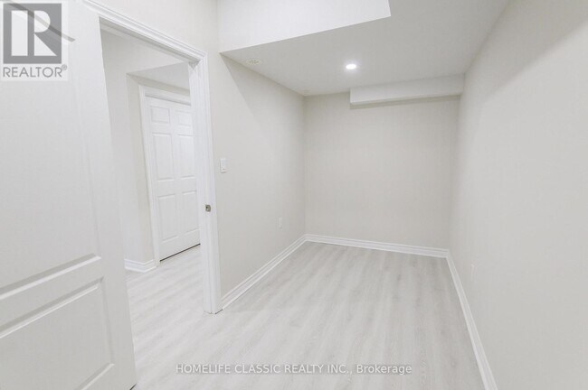 Building Photo - 2915 Bur Oak Ave