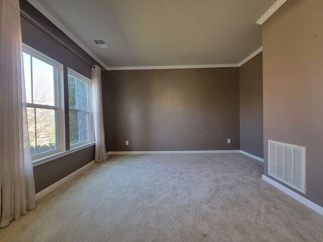 Foto del edificio - Large 2 story transitional in highly sough...