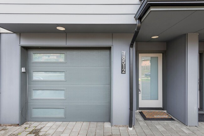 Foto del edificio - Modern 3 Bed 3.5 Bath Townhome with Garage, Balcony and Fenced Yard Near Light Rail