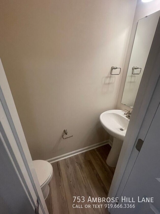 Building Photo - Charming 3 Bedroom Home