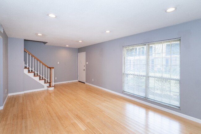 Building Photo - 844 Dumont Pl