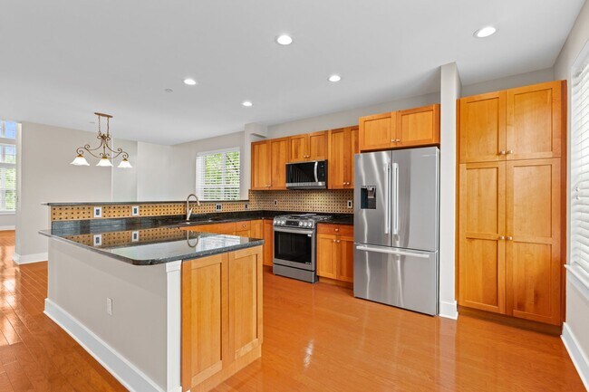 Building Photo - Private, light filled end unit townhome: 3 bed, 2.5 bath, 2,400 sq ft