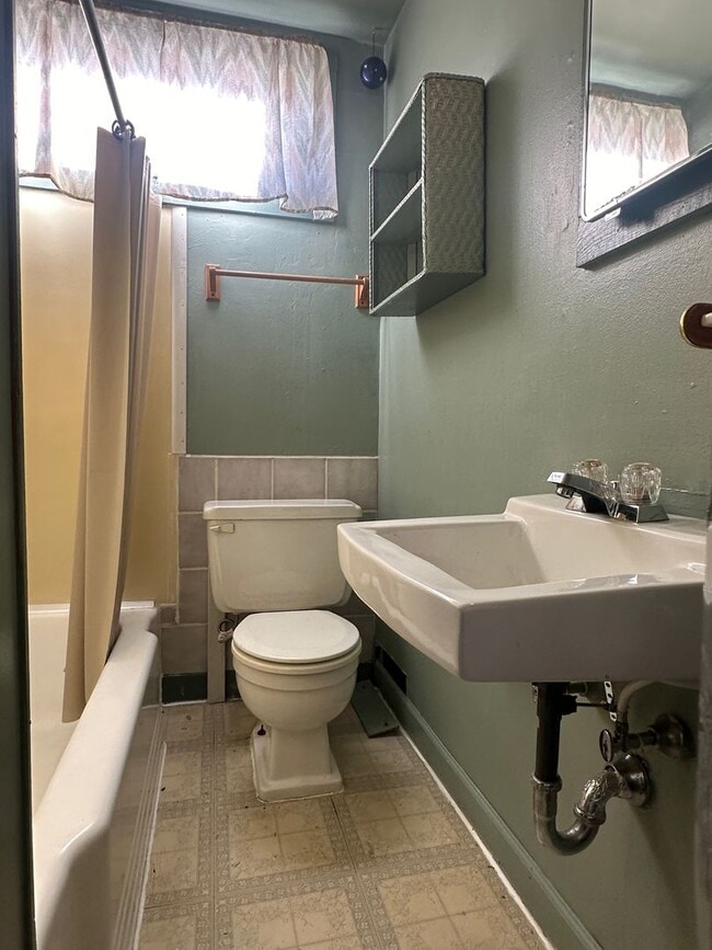 Building Photo - 1040.5 Orchard Ave