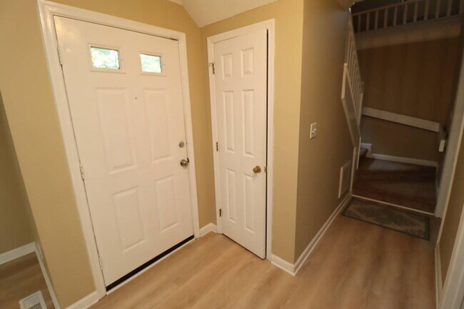 Foto del edificio - Best Value in Apex! Charming 3BR Half-Duplex Near Downtown