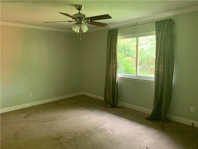 Foto del edificio - Oak Forest Charm Three Bedroom/2 Bath Avai...