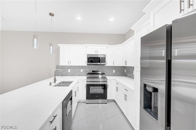 Building Photo - 725 Lamar St E