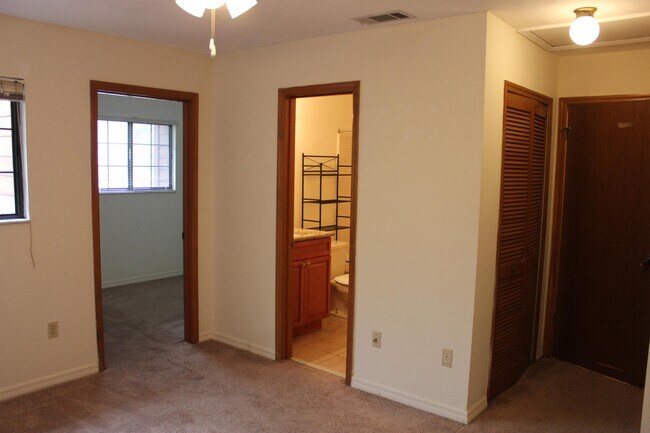Building Photo - 960 SW 55th Terrace