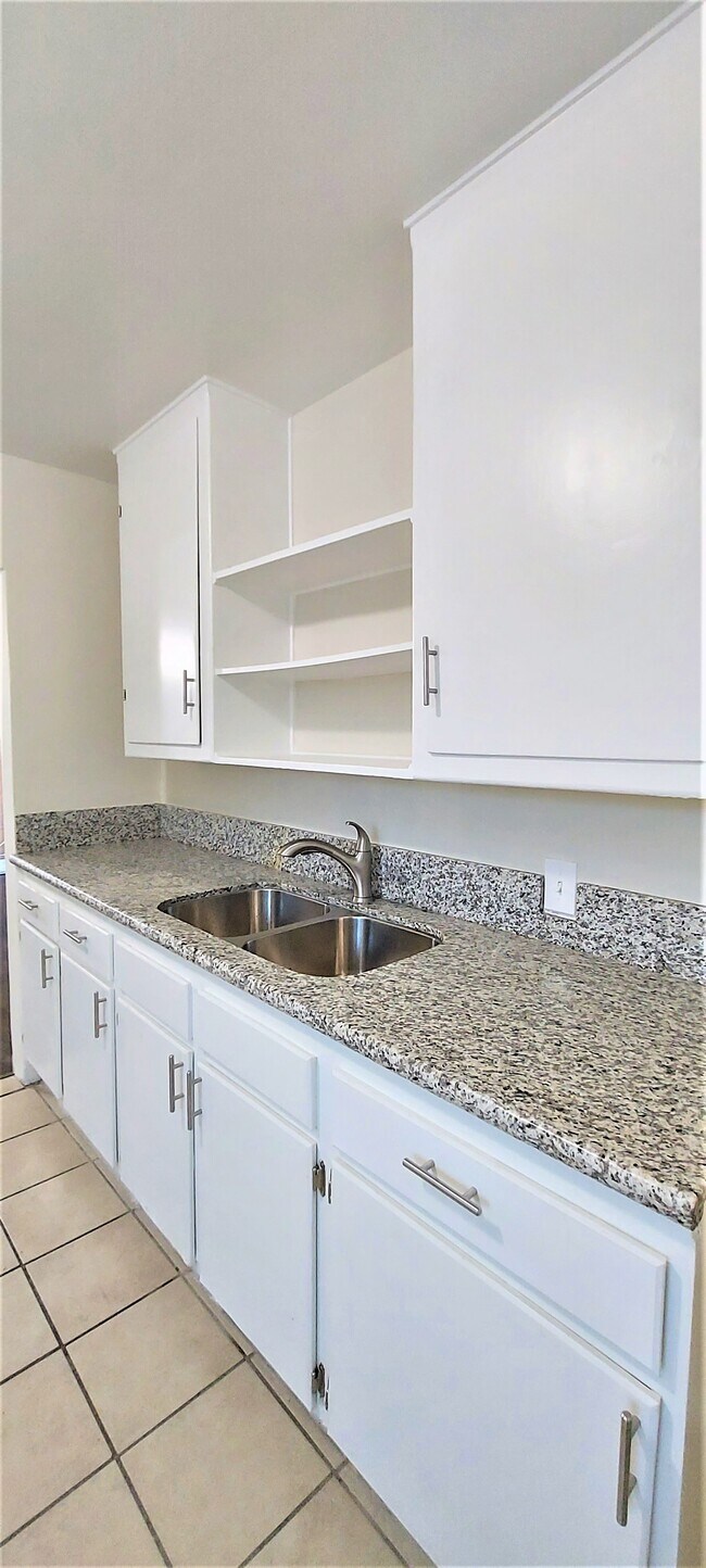 Foto del edificio - 15625 Mansel Ave