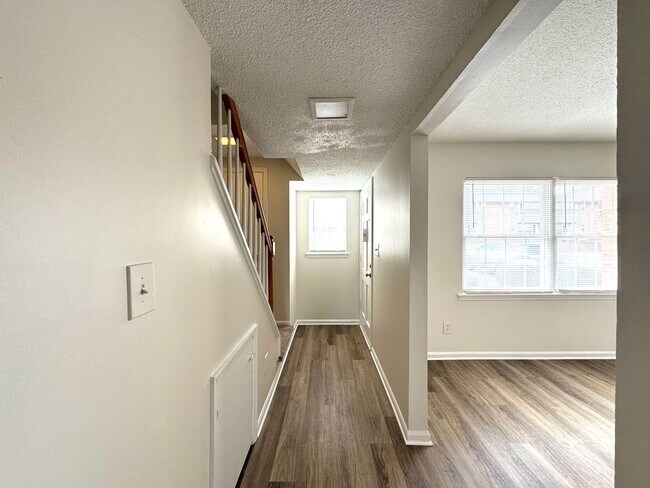 Building Photo - 2 Bedroom ChapelWatch Townhome off of Towe...