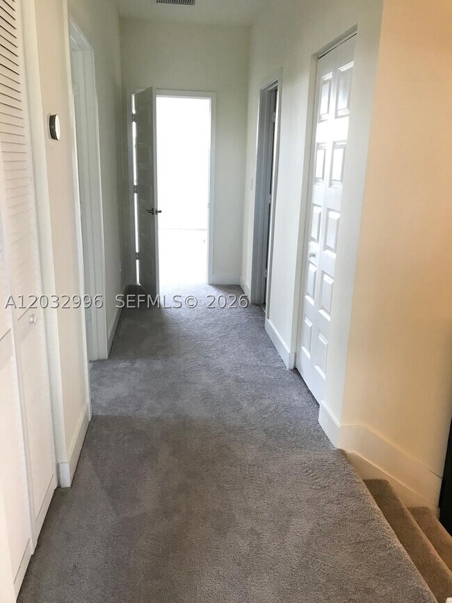 Building Photo - 8102 NW 105th Ct
