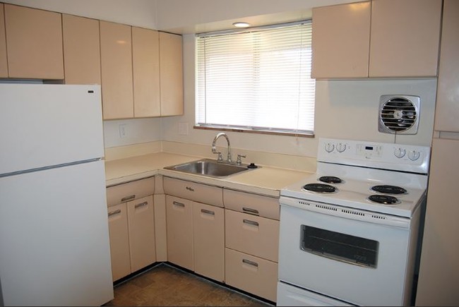 Kitchen - WYNDHAM HILL APARTMENTS