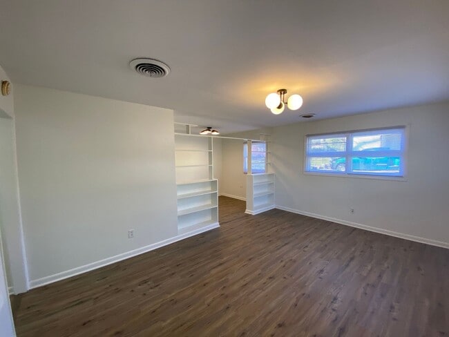 Foto del edificio - Charming 3 Bedroom House in Quite Neighborhood