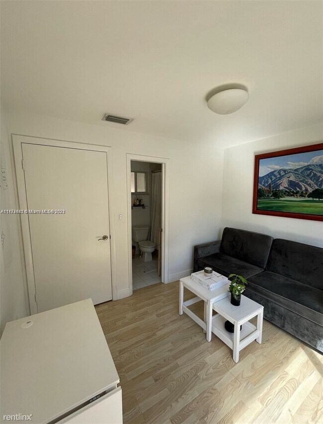 Foto del edificio - 2 br, 2 bath Condo - 240 SW 15th Rd Apt 109