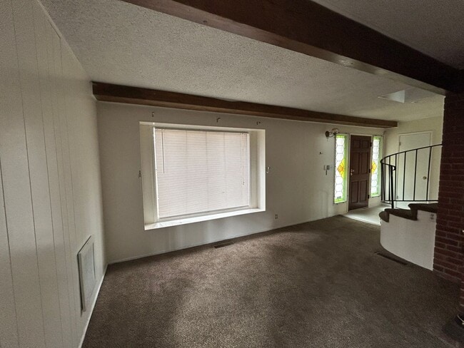 Building Photo - 4 Bedroom + Family Room - Spacious Home wi...