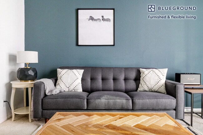 Foto del edificio - 345 S Cloverdale Ave
