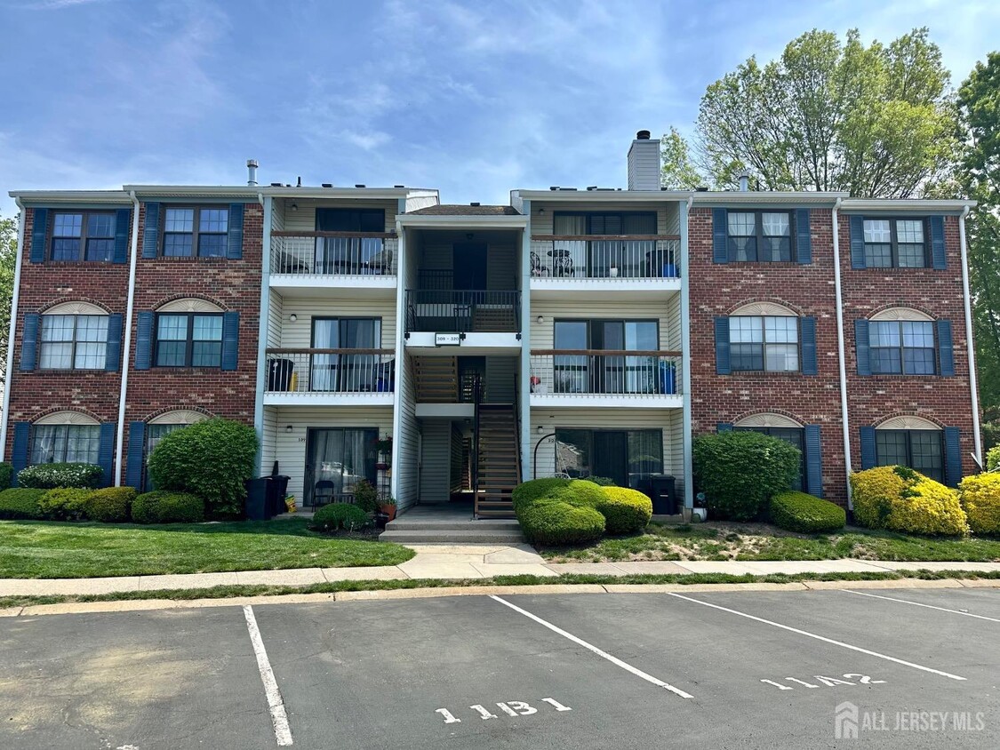 Foto principal - 319 Bromley Pl