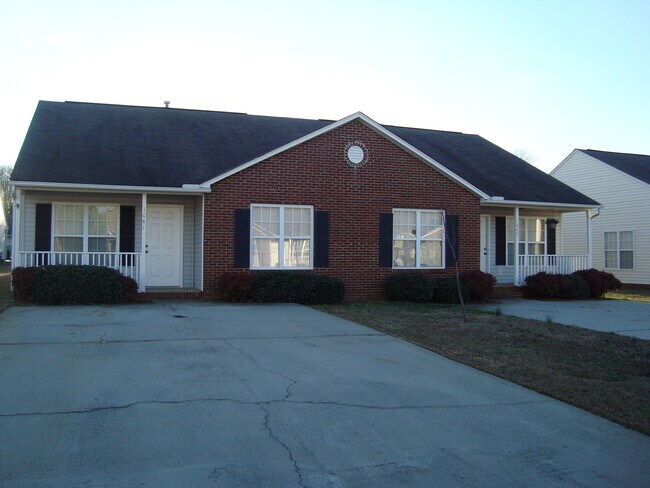 Foto del edificio - 2 Bedroom, 2 Bathroom Duplex w/ Back Patio!